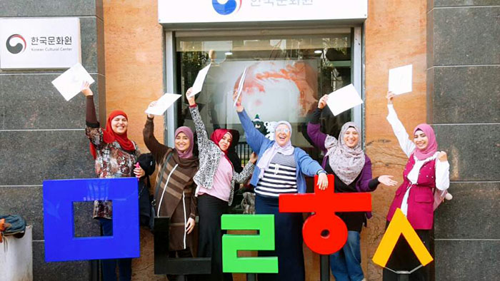  
Level 5 students at King Sejong Institute in Cairo on March 24 receive their first certificate of completion. 
